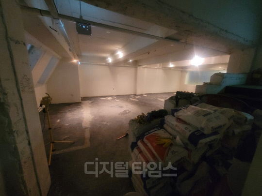 강사빈씨가 대구 중구 동성로에서 4월 중 창업 목표로 준비 중인 북카페 공간의 셀프 인테리어 현장. 강씨 등이 직접 구해서 나른 몰탈(시멘트 반죽) 자루가 쌓여있다.